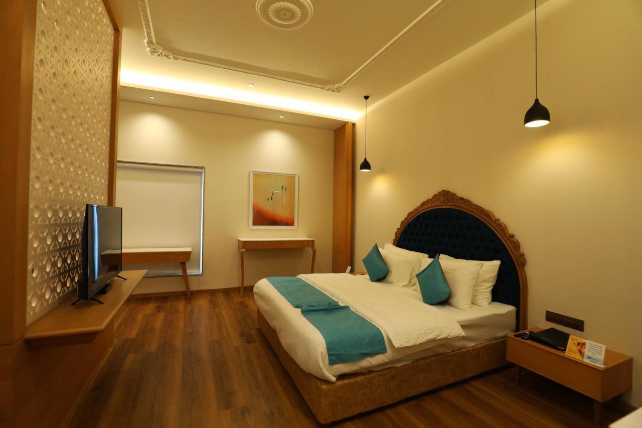 Hotel Blueivy Ānand Extérieur photo